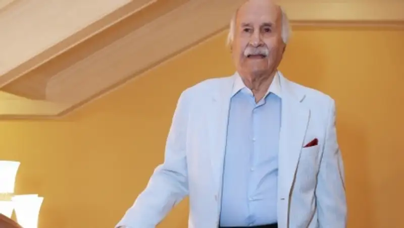 Владимир Зельдин, сломавший шейку бедра, в понедельник начнет заново учиться ходить