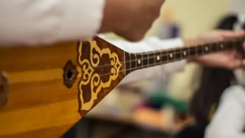 Студент ЕНУ из Франции исполнил кюй "Жастар"