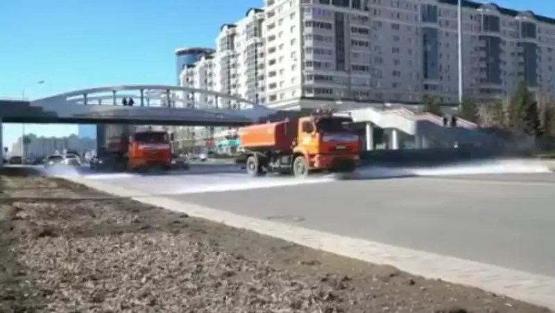 В Нур-Султане начали мыть дороги шампунем