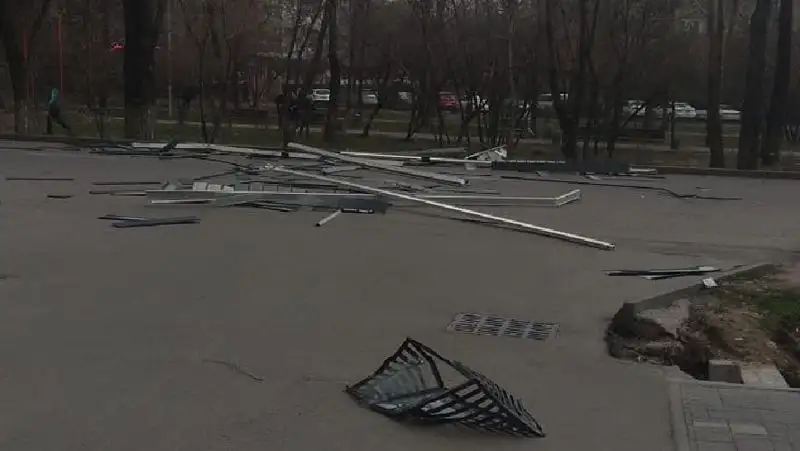 сильный ветер в Алматы, фото - Новости Zakon.kz от 29.03.2022 16:34