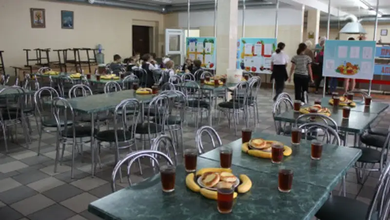 В столовой Актобе отравились 20 школьников и учитель