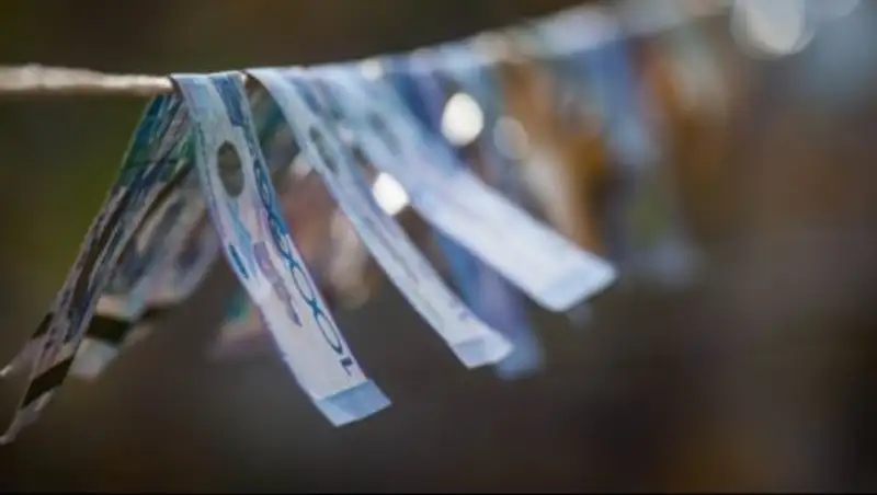 В Алматы условно осужденная женщина получила еще один срок за дачу взятки полицейскому