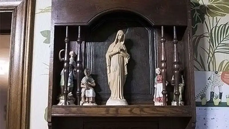 Фото В одной из церквей Бельгии начала светиться статуя девы Марии