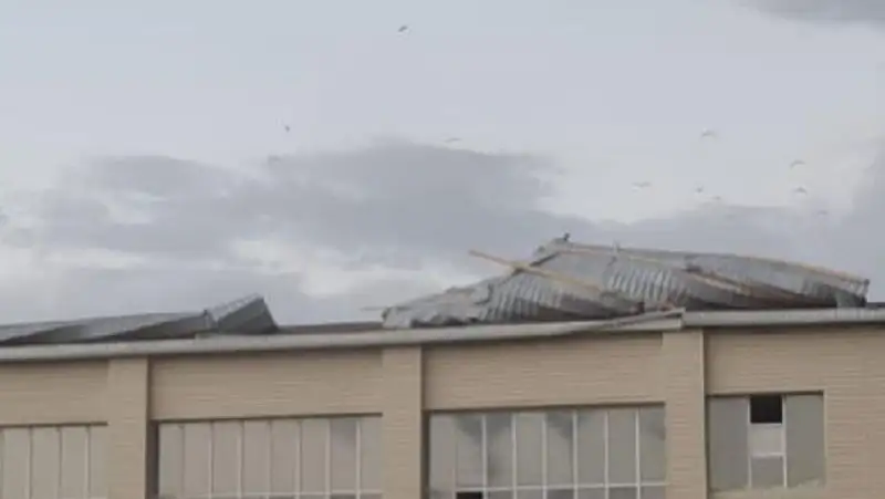 Сорванные крыши перекрыли ж/д пути: последствия сильного ветра в Актюбинской области