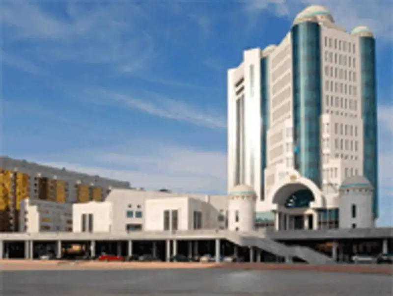 Парламент принял поправки в Конституцию РК