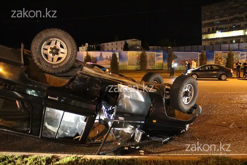 Тойота Прадо перевернулся на крышу в результате ДТП в Алматы (фото) Тойота Прадо перевернулся на крышу в результате ДТП в Алматы (фото), фото - Новости Zakon.kz от 09.07.2013 18:08