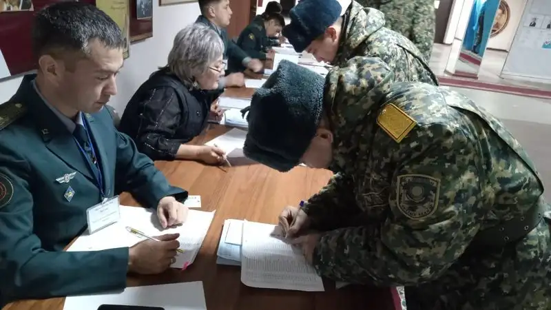 Одними из первых в ВКО проголосовал личный состав региональн­ого командования , фото - Новости Zakon.kz от 20.11.2022 10:11