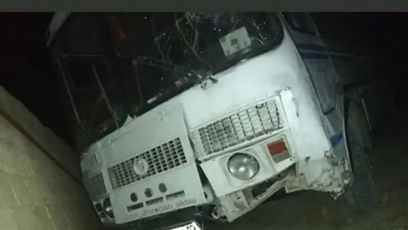 В Мангистау автобус врезался в бетонный забор