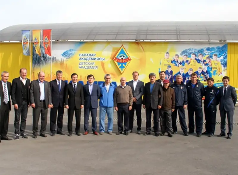 А.Джаксыбеков посетил объекты футбольного клуба «Кайрат», фото - Новости Zakon.kz от 24.10.2013 15:58