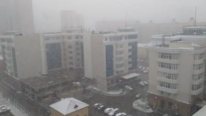 Месяц до лета: в Нур-Султане пошел снег