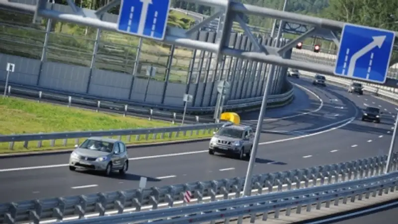 Один человек погиб при падении стрелы крана на Калужском шоссе в Москве