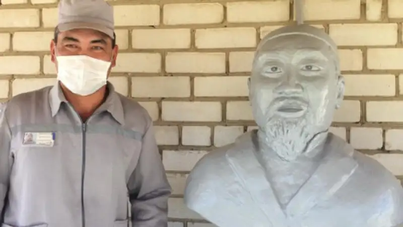 Бюст Абая, изготовленный в колонии, подарили сельской школе в ВКО