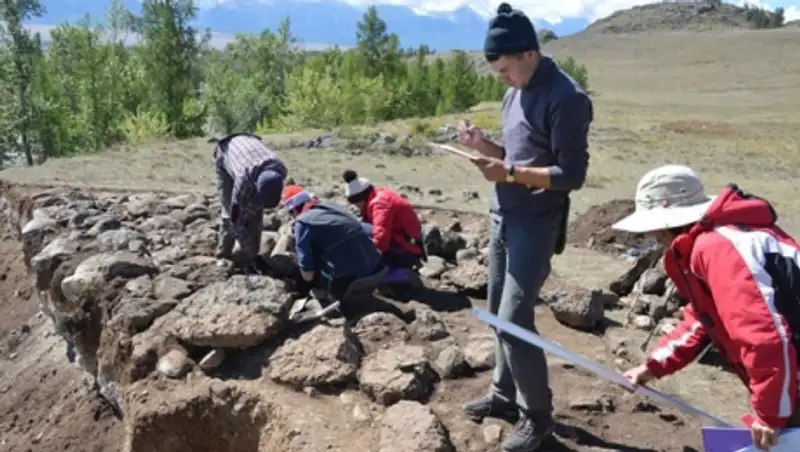 На Алтае археологи откопали 1500-летнюю мумию младенца