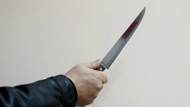 В Жанаозене троих мужчин доставили в больницу с ножевыми ранениями