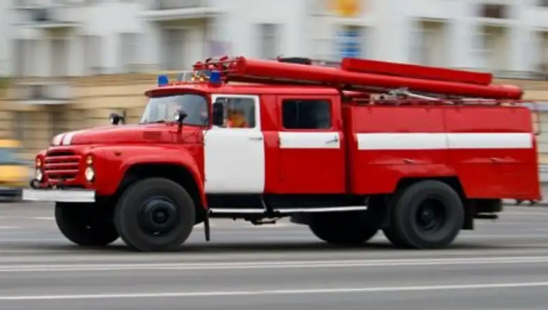 Спасатели Алматы вынесли мужчину из горящей квартиры