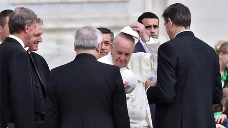 Папа Франциск продаст шапочку, чтобы помочь цыганам