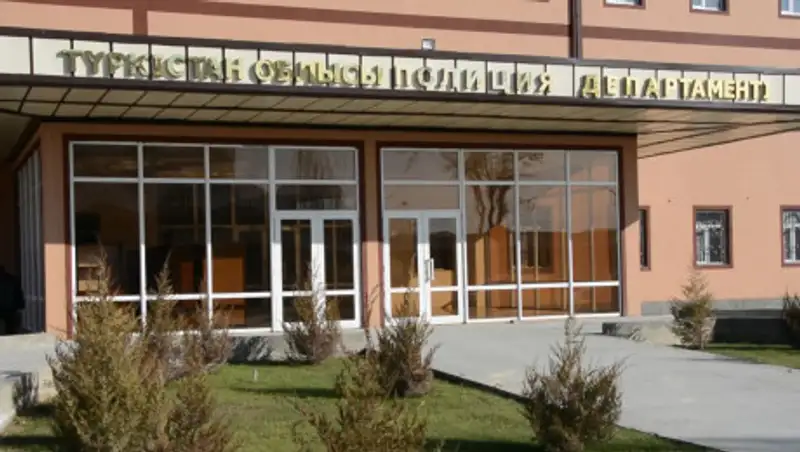 Дерзкое ограбление: вооруженные мужчины напали на работников АЗС, взяли деньги и скрылись