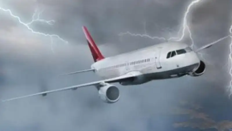 Самолет из Гернси приземлился в Лондоне после удара молнии