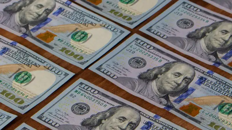 Курс валют в обменниках трех крупных городов Казахстана