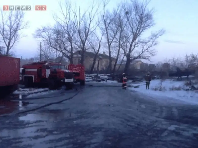 В Караганде горит крупный склад (фото) В Караганде горит крупный склад (фото), фото - Новости Zakon.kz от 24.11.2013 23:52