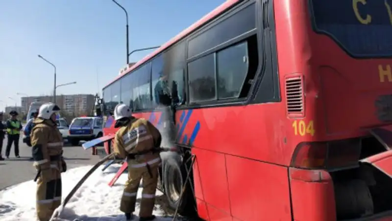 Пассажирский автобус загорелся на остановке в Кокшетау
