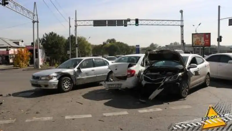 Водитель "собрал" пять машин в Алматы, в салоне нашли шприц