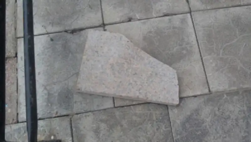 На девочку упала плитка с фасада дома в Нур-Султане