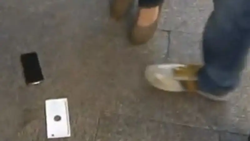 Первый обладатель iPhone 6 разбил покупку при выходе из магазина