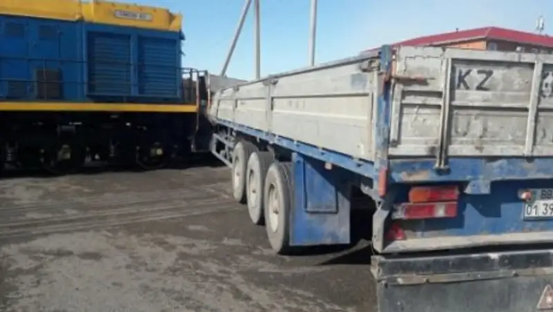 На железнодорожном переезде в Астане тепловоз врезался в грузовой автомобиль