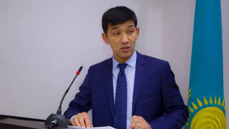 На руководителя отдела ЖКХ Усть-Каменогорска составили протокол за неправильную парковку