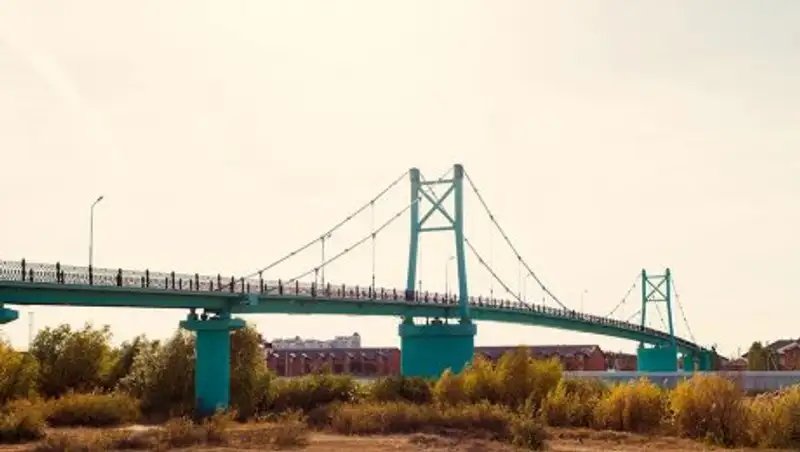 Полицейские в Атырау уговорили женщину не прыгать с моста