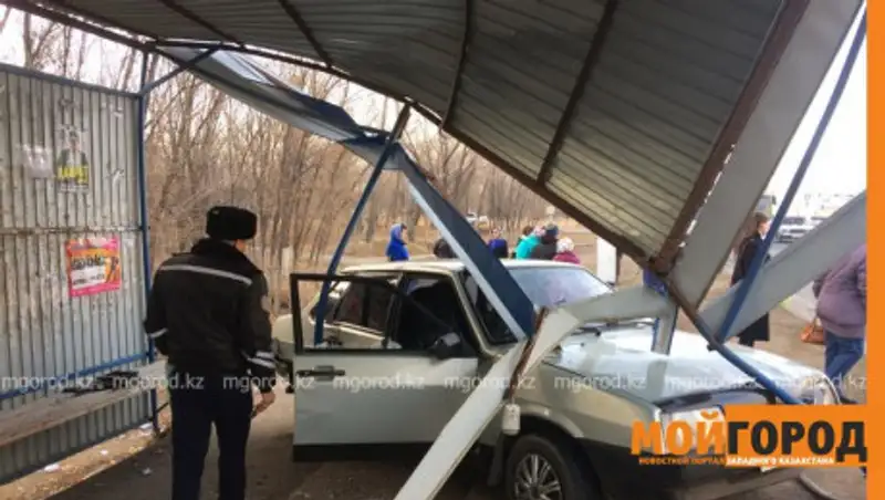 Автомобиль снес остановку в Уральске