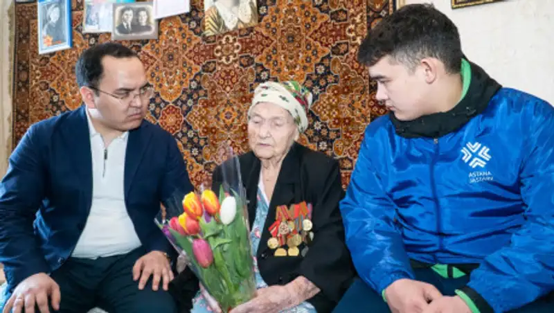 Волонтеры Нур-Султана поздравили ветеранов ВОВ с наступающим 8 Марта