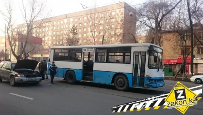 В Алматы водитель автобуса без прав совершил ДТП, двигаясь по трамвайным рельсам