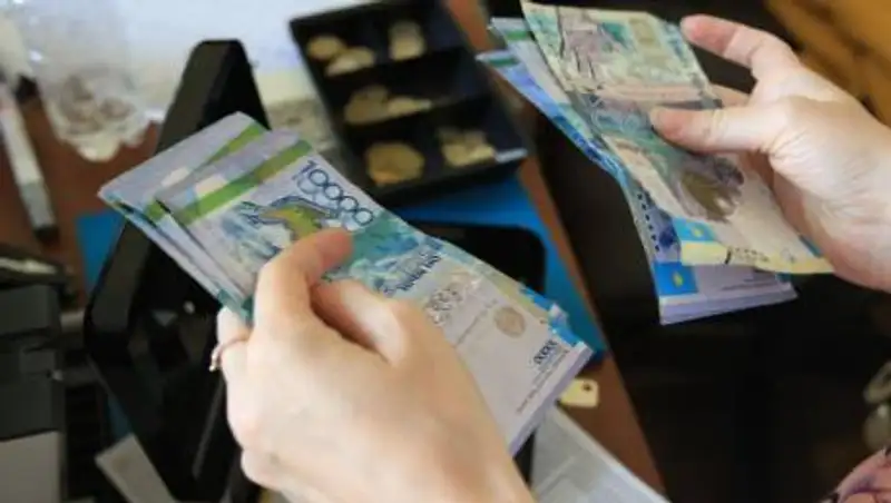 В какой валюте хранят деньги казахстанцы