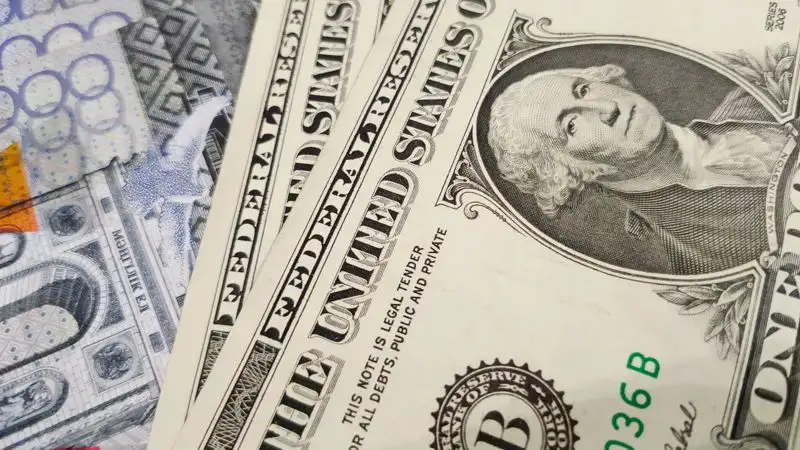 Курс доллара еще снизился на торгах 7 июня