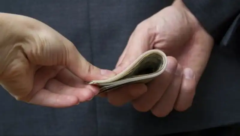 Чиновника в Жамбылской области поймали на взятке в 2 млн тенге