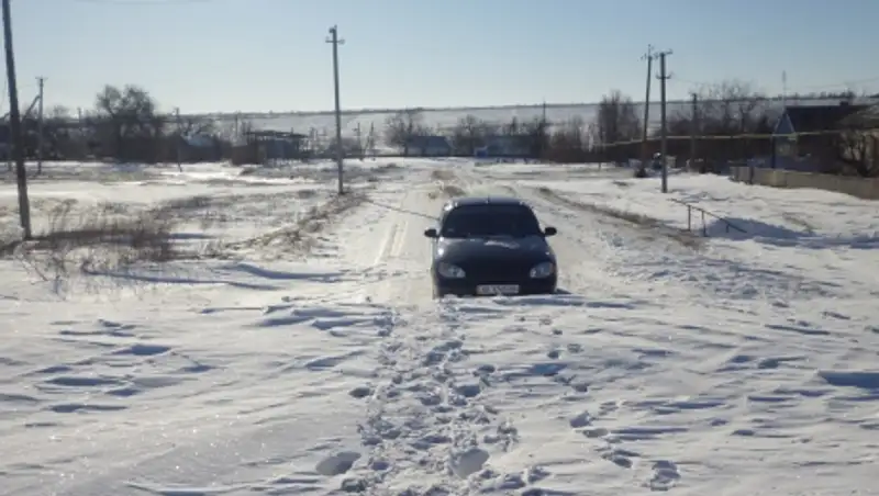 В североказахстанском селе металлические конструкции стали мешать автомобилистам