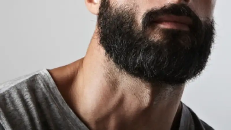 Нужно ли сбривать бороду из-за коронавируса, рассказала врач-трихолог