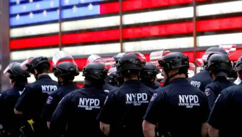 Полиция Нью-Йорка готовится к протестам после выборов президента США