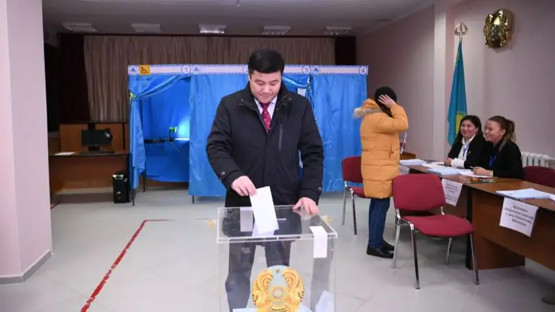 Турсынбек Кабатов проголосовал в Уральске, фото - Новости Zakon.kz от 20.11.2022 16:54
