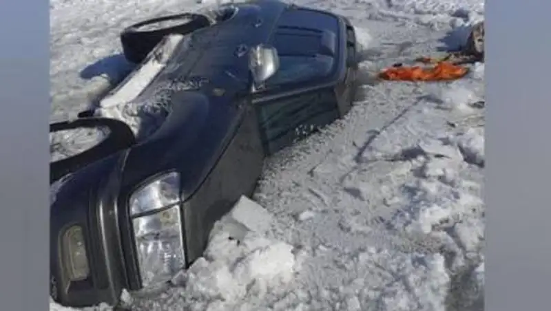 Автомобиль с рыбаками провалился под лед в ВКО