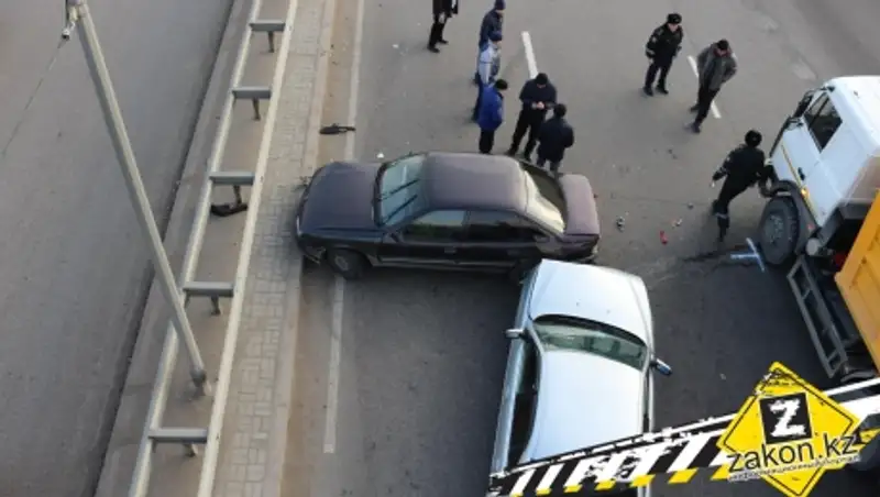 В Алматы водитель неуправляемого на гололеде Opel столкнулся с несколькими машинами