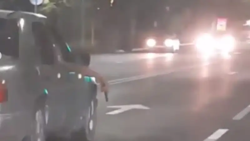 Человека с оружием в машине сняли на видео в Алматы