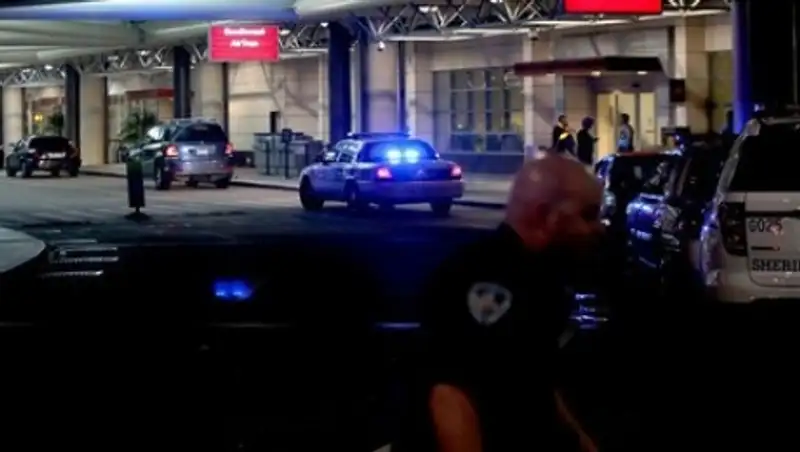 Мужчина с мачете напал на охрану аэропорта Нового Орлеана