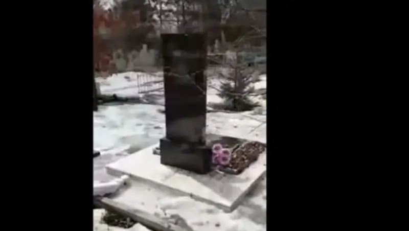 Вандалы разбили костанайскую могилу погибших в Африке летчиков