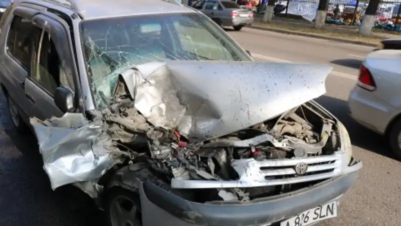 Пожилая женщина за рулем попала в аварию в Алматы