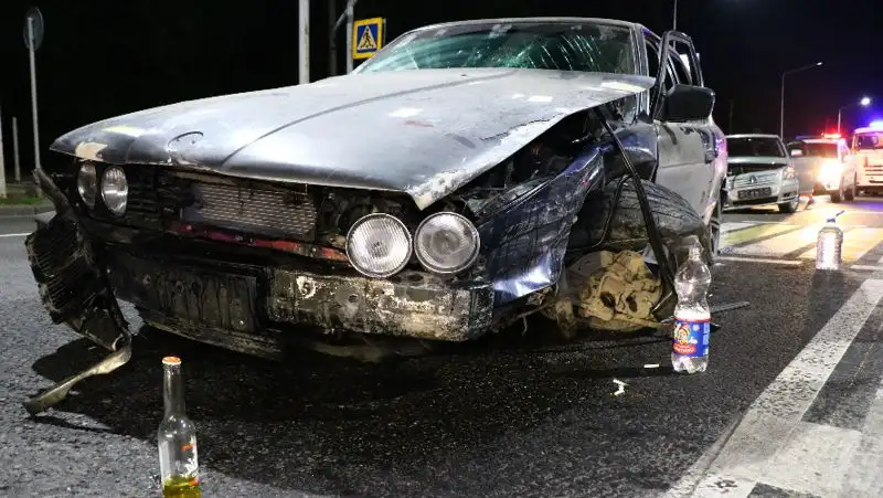Водитель BMW 5 протаранил стоявшие перед переходом автомобили в Алматы