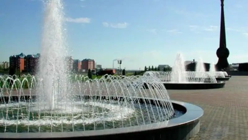 Астанчане спасаются от жары у фонтанов