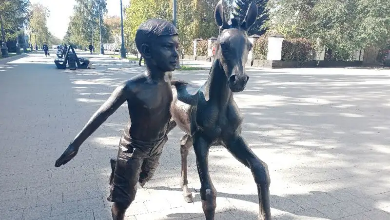 скульптура мальчик с жеребенком, фото - Новости Zakon.kz от 11.10.2022 14:02
